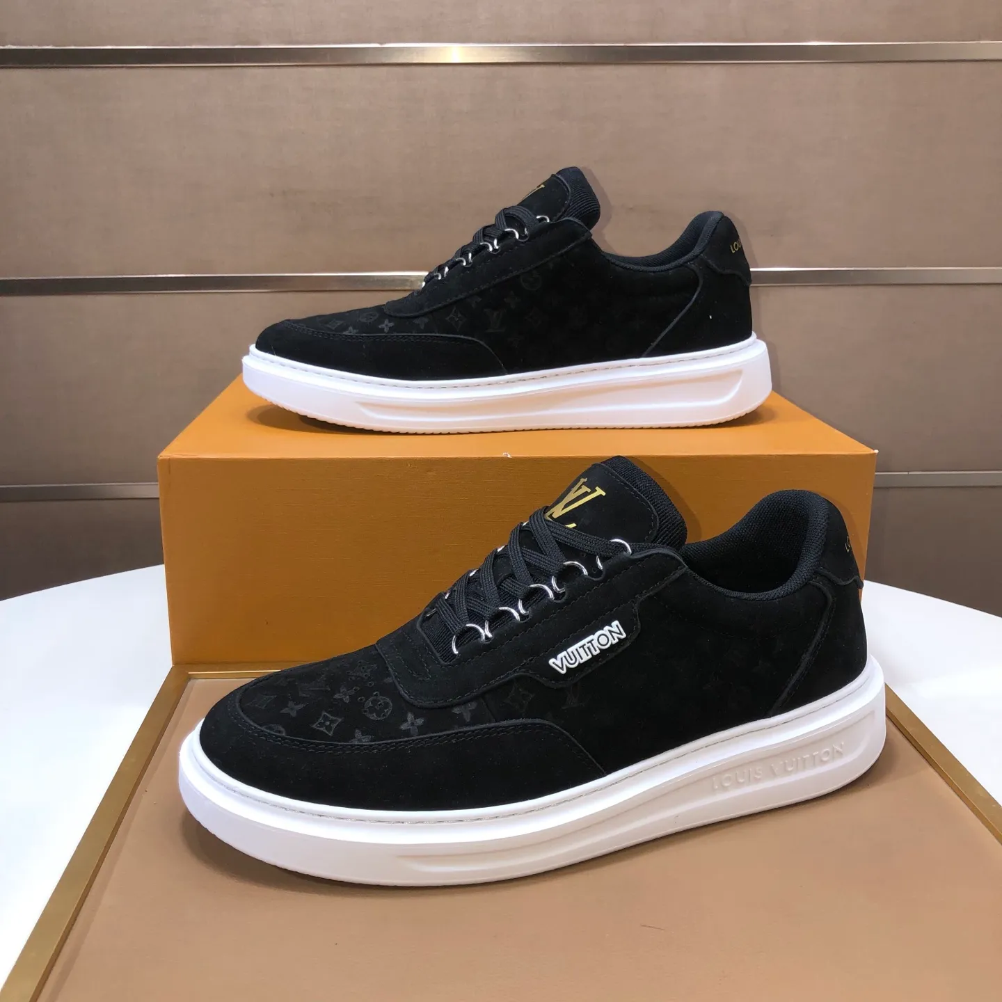 Factory batch 640💰original development, quality shipment, welcome to compare - LV sneaker series sports shoes introduce the loose silhouette of the ready-to-wear series into the spring and summer men's wear shows and make an eye-catching appearance. The cow leather upper is combined with rough fabric laces, and colorful beading highlights the brand's classic elements. LV letters mark the tongue and Monogram floral outsole. Mixed materials Made of top-grain cowhide, thick shoelace design, large Monogram print on the side, mesh lining and cotton feet, the comfort is as extreme as ever, premium heritage, quality first, worth owning! Size: Men’s 38-45 (45 is custom-made and cannot be returned or exchanged)